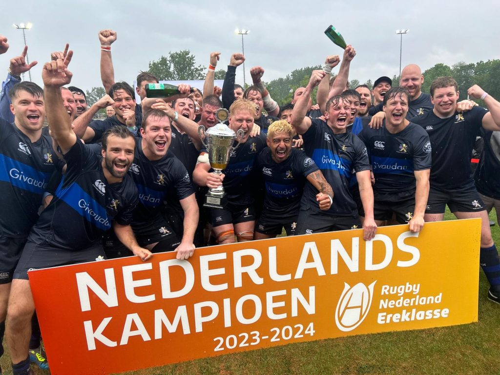 naar Landskampioenschap van Rugbyclub ’t Gooi mooi afscheidscadeau voor scheidend coach Gareth Gilbert